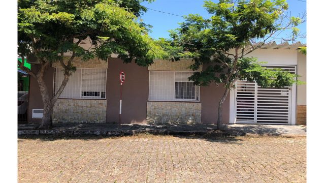 BELA CASA À VENDA EM REGIÃO CENTRAL DA CIDADE !!