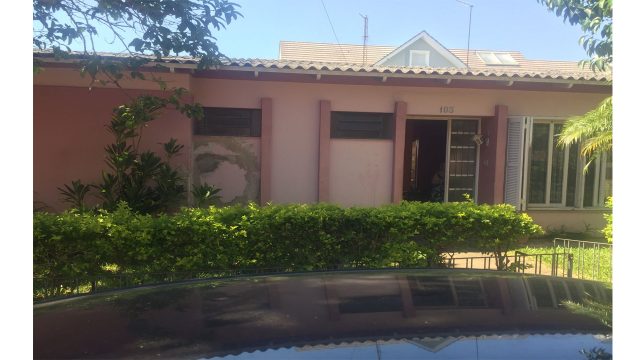 CASA À VENDA EM REGIÃO CENTRAL DA CIDADE !!!